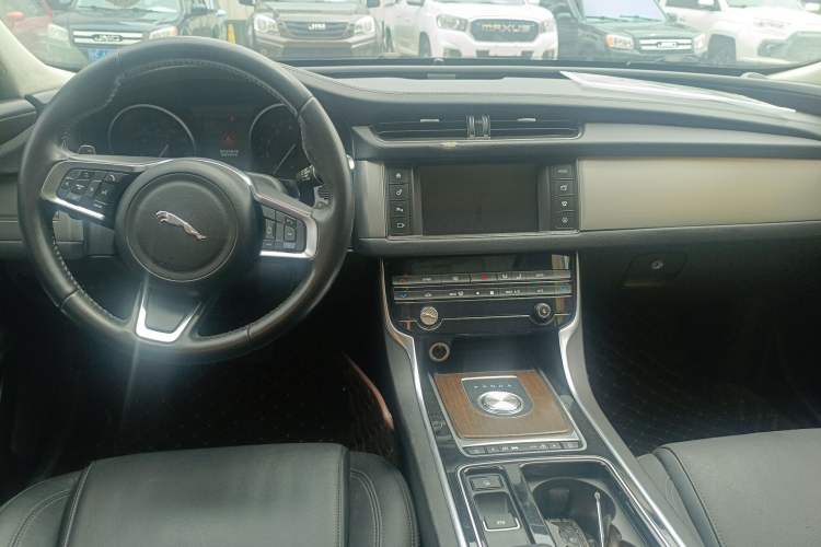 Used Jaguar XFL 2018 XFL 2.0T 200PS Elite Edition Center Console