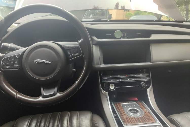 Used Jaguar XFL 2018 XFL 3.0 SC 340 PS Luxury Edition Center Console