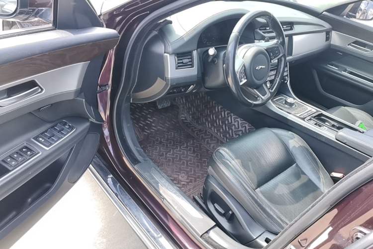 Used Jaguar XFL 2018 XFL 2.0T 250 PS Luxury Edition Driver Seat