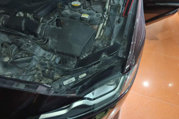 Used Jaguar XFL 2018 XFL 2.0T 250 PS Premium Edition Engine Bay Left