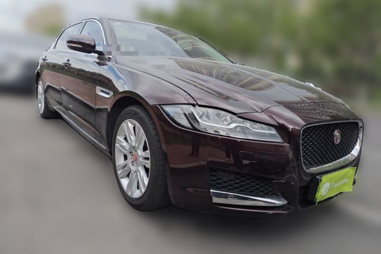 Used Jaguar XFL 2018 XFL 2.0T 250 PS Luxury Edition Front Right 45 Deg