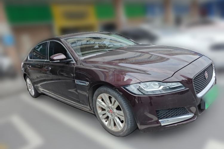 Used Jaguar XFL 2018 XFL 2.0T 250 PS Luxury Edition Front Right 45 Deg