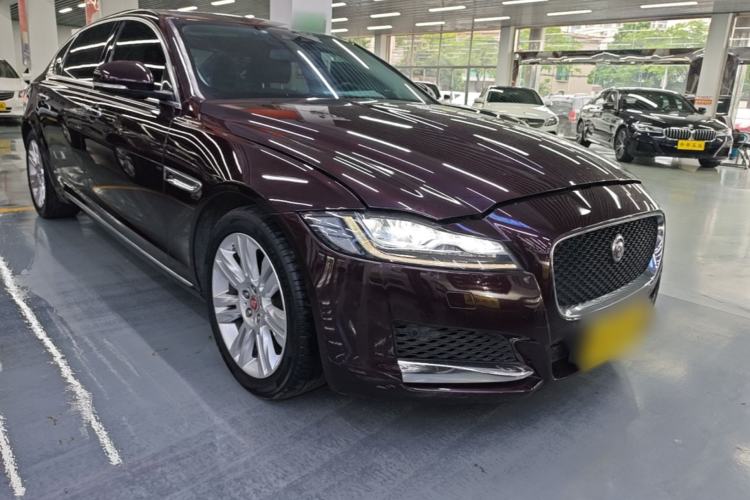 Used Jaguar XFL 2018 XFL 2.0T 250 PS Luxury Edition Front Right 45 Deg