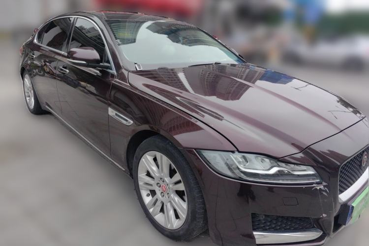 Used Jaguar XFL 2018 XFL 2.0T 250 PS Luxury Edition Front Right 45 Deg