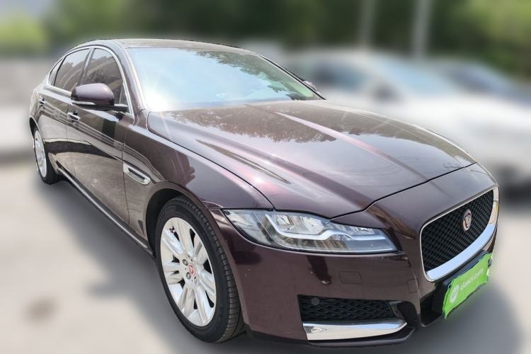 Used Jaguar XFL 2018 XFL 2.0T 250 PS Premium Edition Front Right 45 Deg
