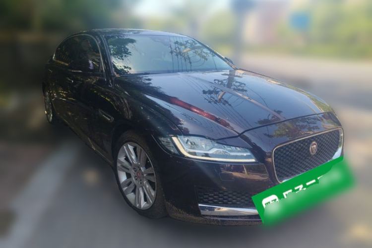 Used Jaguar XFL 2018 XFL 2.0T 250 PS Luxury Edition Front Right 45 Deg