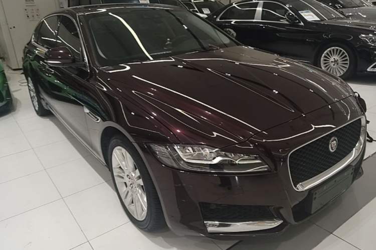 Used Jaguar XFL 2018 XFL 2.0T 250 PS Luxury Edition Front Right 45 Deg