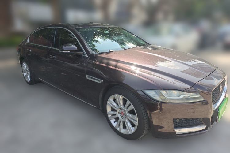 Used Jaguar XFL 2018 XFL 2.0T 250 PS Luxury Edition Front Right 45 Deg