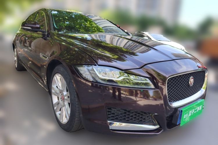 Used Jaguar XFL 2018 XFL 2.0T 250 PS Luxury Edition Front Right 45 Deg