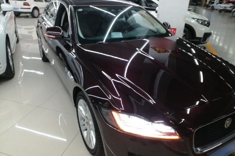 Used Jaguar XFL 2018 XFL 2.0T 250 PS Luxury Edition Front Right 45 Deg