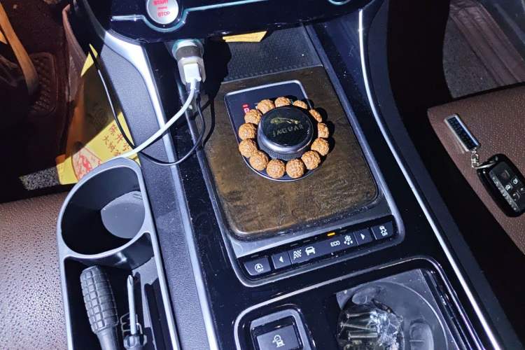 Used Jaguar XFL 2018 XFL 2.0T 250 PS Luxury Edition Gear Lever