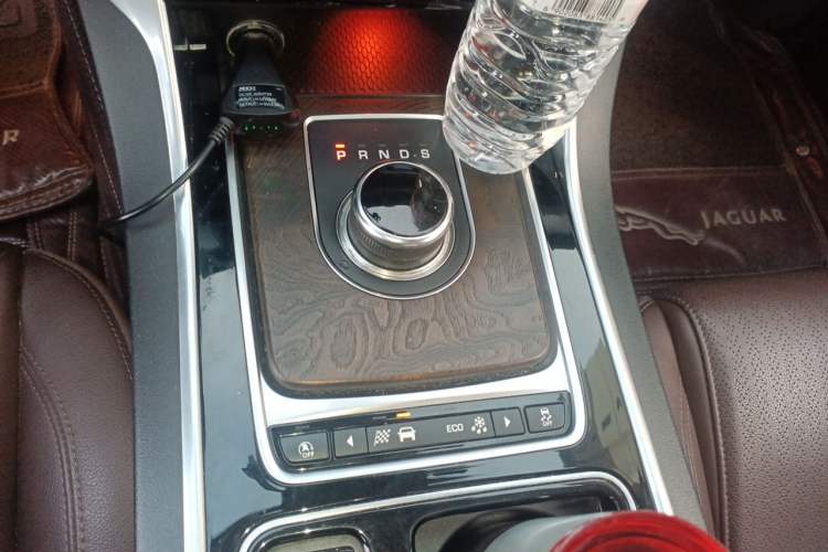 Used Jaguar XFL 2018 XFL 2.0T 250 PS Luxury Edition Gear Lever