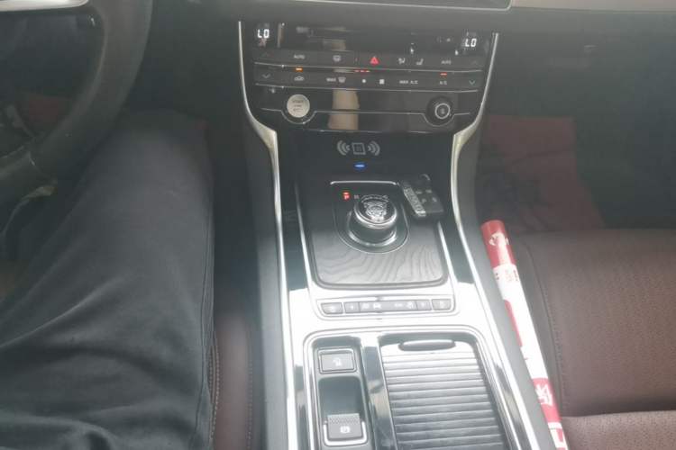 Used Jaguar XFL 2018 XFL 2.0T 250 PS Luxury Edition Gear Lever