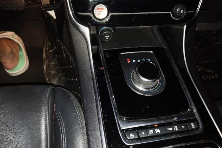 Used Jaguar XFL 2018 XFL 2.0T 200PS Luxury Edition Gear Lever