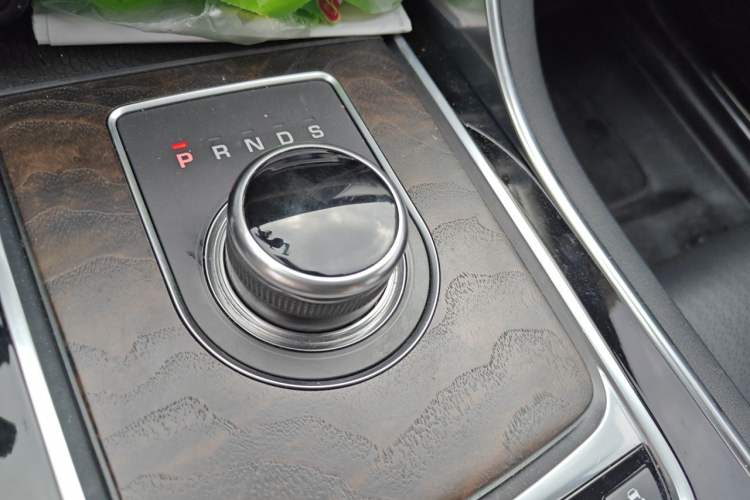 Used Jaguar XFL 2018 XFL 2.0T 250 PS Luxury Edition Gear Lever
