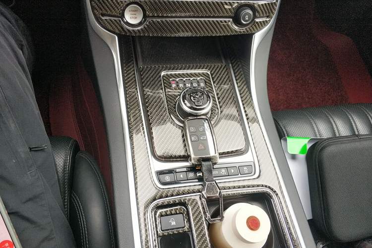 Used Jaguar XFL 2018 XFL 3.0 SC 340 PS Luxury Edition Gear Lever