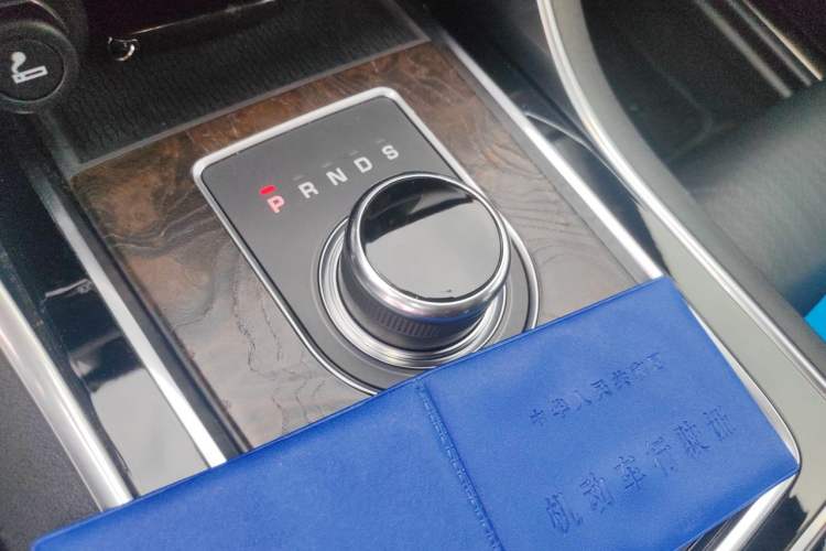 Used Jaguar XFL 2018 XFL 2.0T 250 PS Luxury Edition Gear Lever