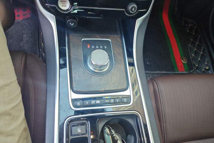 Used Jaguar XFL 2018 XFL 2.0T 250 PS Luxury Edition Gear Lever
