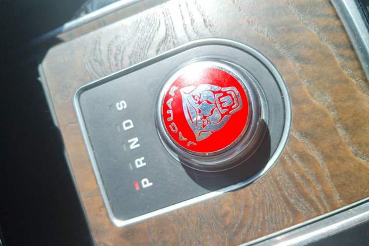 Used Jaguar XFL 2018 XFL 2.0T 250 PS Luxury Edition Gear Lever