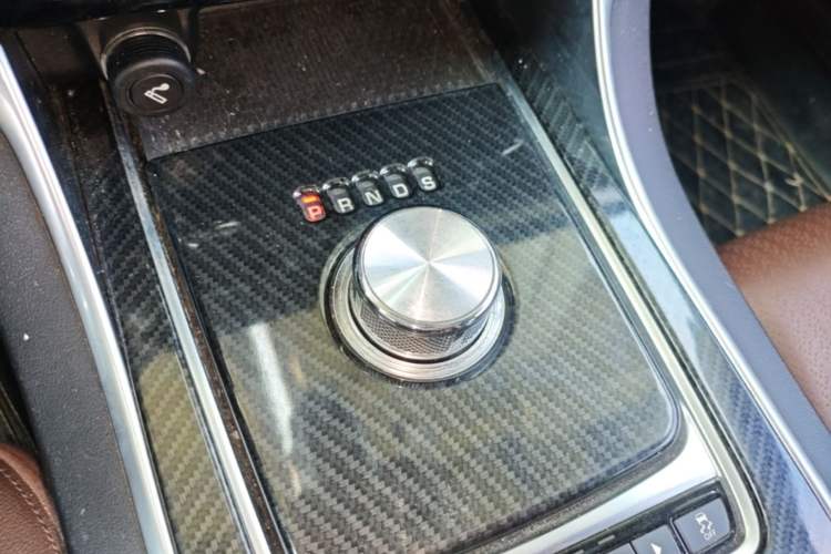 Used Jaguar XFL 2018 XFL 2.0T 250 PS Luxury Edition Gear Lever