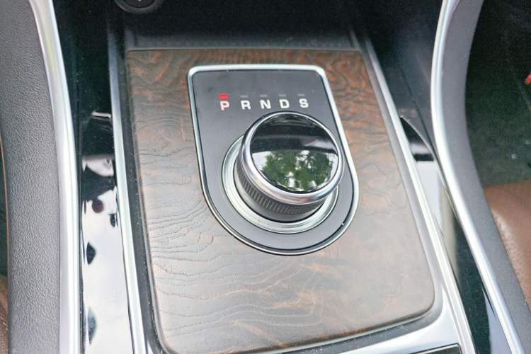 Used Jaguar XFL 2018 XFL 2.0T 250 PS Luxury Edition Gear Lever