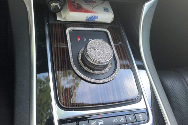 Used Jaguar XFL 2018 XFL 3.0 SC 340 PS Luxury Edition Gear Lever