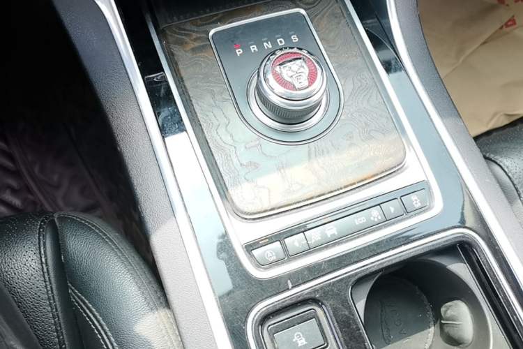 Used Jaguar XFL 2018 XFL 2.0T 250 PS Luxury Edition Gear Lever