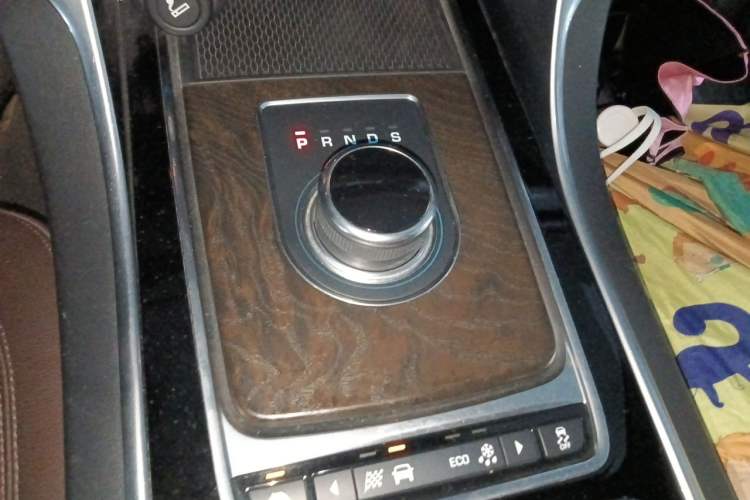 Used Jaguar XFL 2018 XFL 2.0T 250 PS Luxury Edition Gear Lever