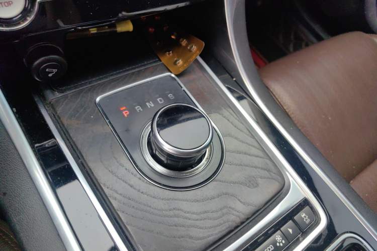 Used Jaguar XFL 2018 XFL 2.0T 250 PS Luxury Edition Gear Lever