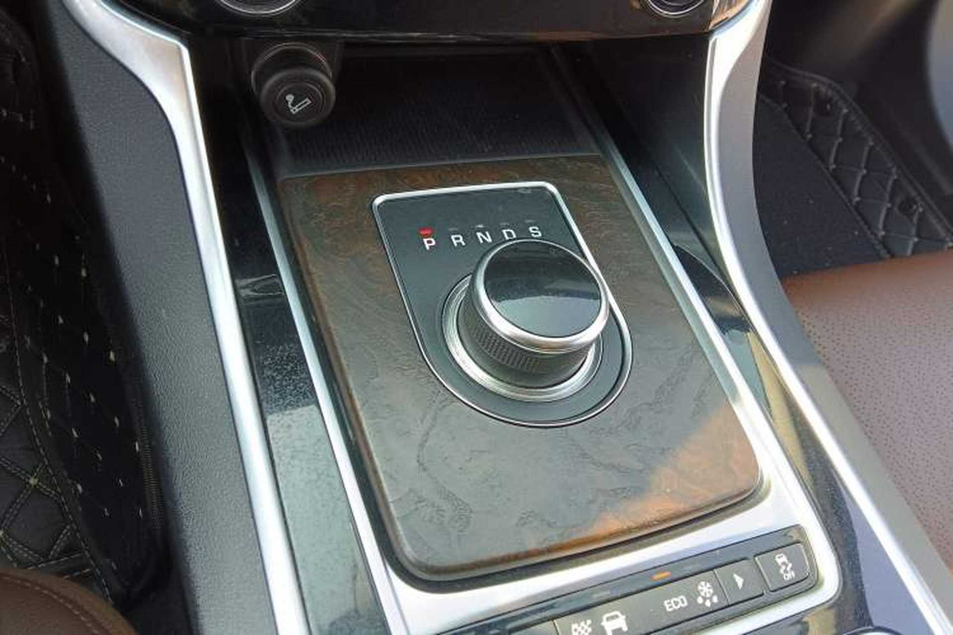 Used Jaguar XFL 2018 XFL 2.0T 250 PS Luxury Edition Gear Lever