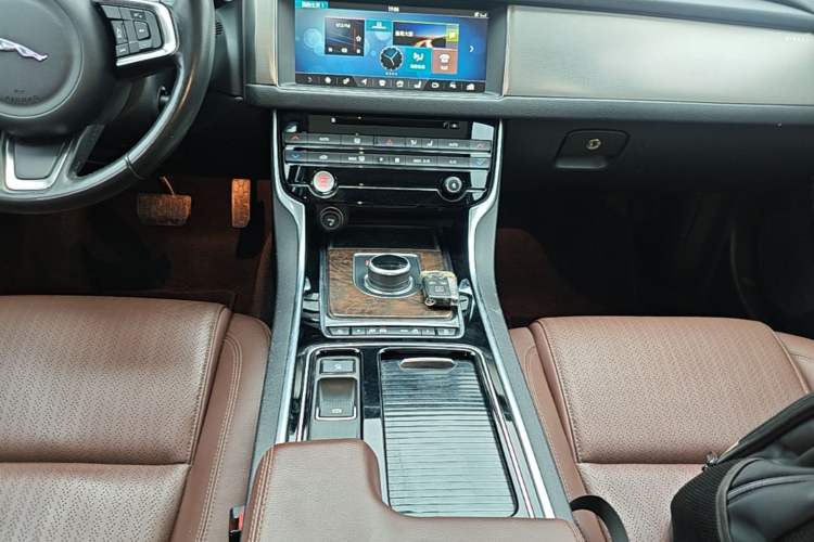 Used Jaguar XFL 2018 XFL 2.0T 250 PS Luxury Edition Gear Lever