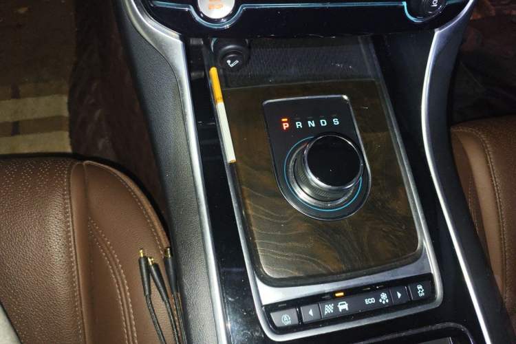 Used Jaguar XFL 2018 XFL 2.0T 250 PS Luxury Edition Gear Lever