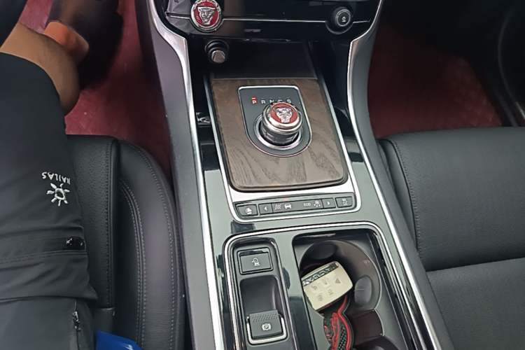 Used Jaguar XFL 2018 XFL 2.0T 250 PS Luxury Edition Gear Lever