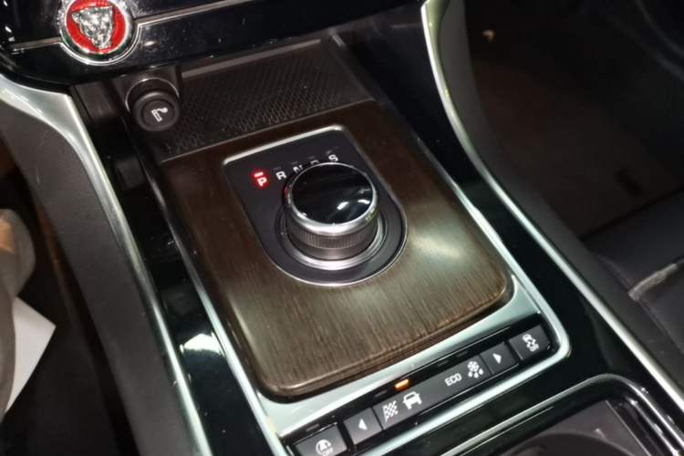 Used Jaguar XFL 2018 XFL 2.0T 200PS Elite Edition Gear Lever