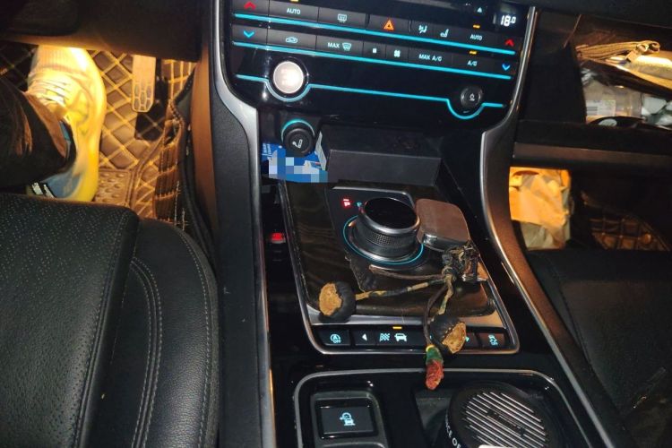Used Jaguar XFL 2018 XFL 2.0T 250 PS Luxury Edition Gear Lever