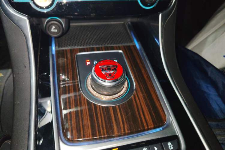 Used Jaguar XFL 2018 XFL 3.0 SC 340 PS Luxury Edition Gear Lever