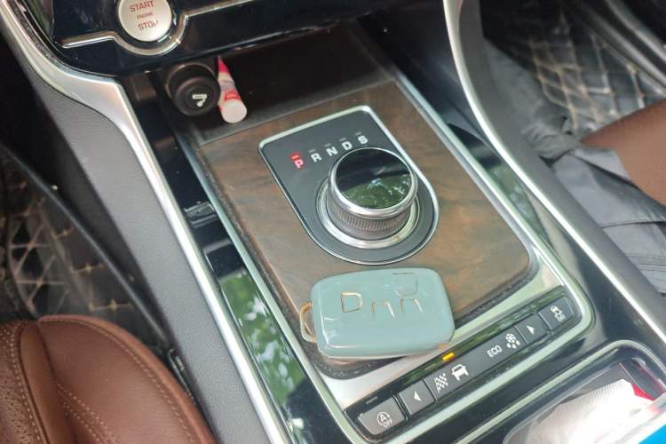 Used Jaguar XFL 2018 XFL 2.0T 250 PS Luxury Edition Gear Lever