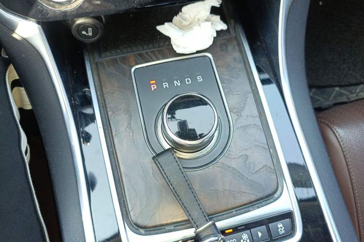 Used Jaguar XFL 2018 XFL 2.0T 250 PS Luxury Edition Gear Lever