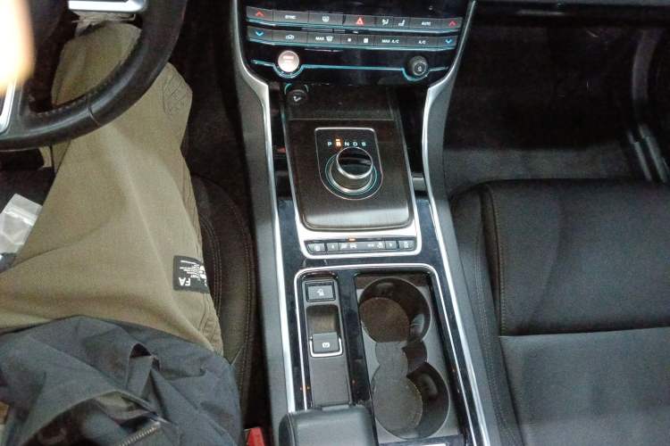 Used Jaguar XFL 2018 XFL 2.0T 200PS Elite Edition Gear Lever