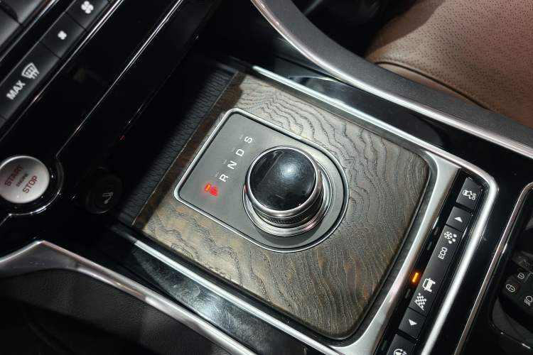 Used Jaguar XFL 2018 XFL 2.0T 250 PS Premium Edition Gear Lever