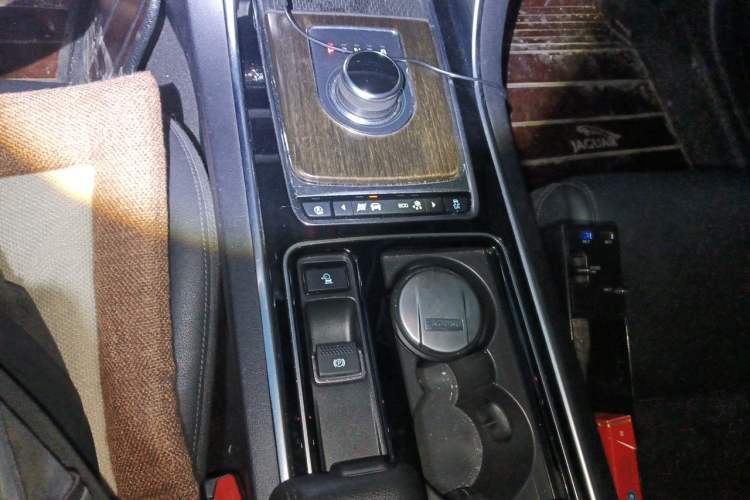 Used Jaguar XFL 2018 XFL 2.0T 200PS Elite Edition Gear Lever