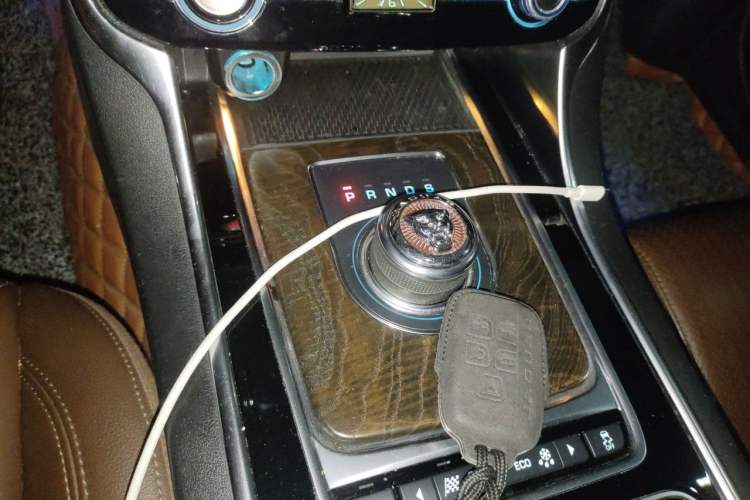Used Jaguar XFL 2018 XFL 2.0T 250 PS Luxury Edition Gear Lever
