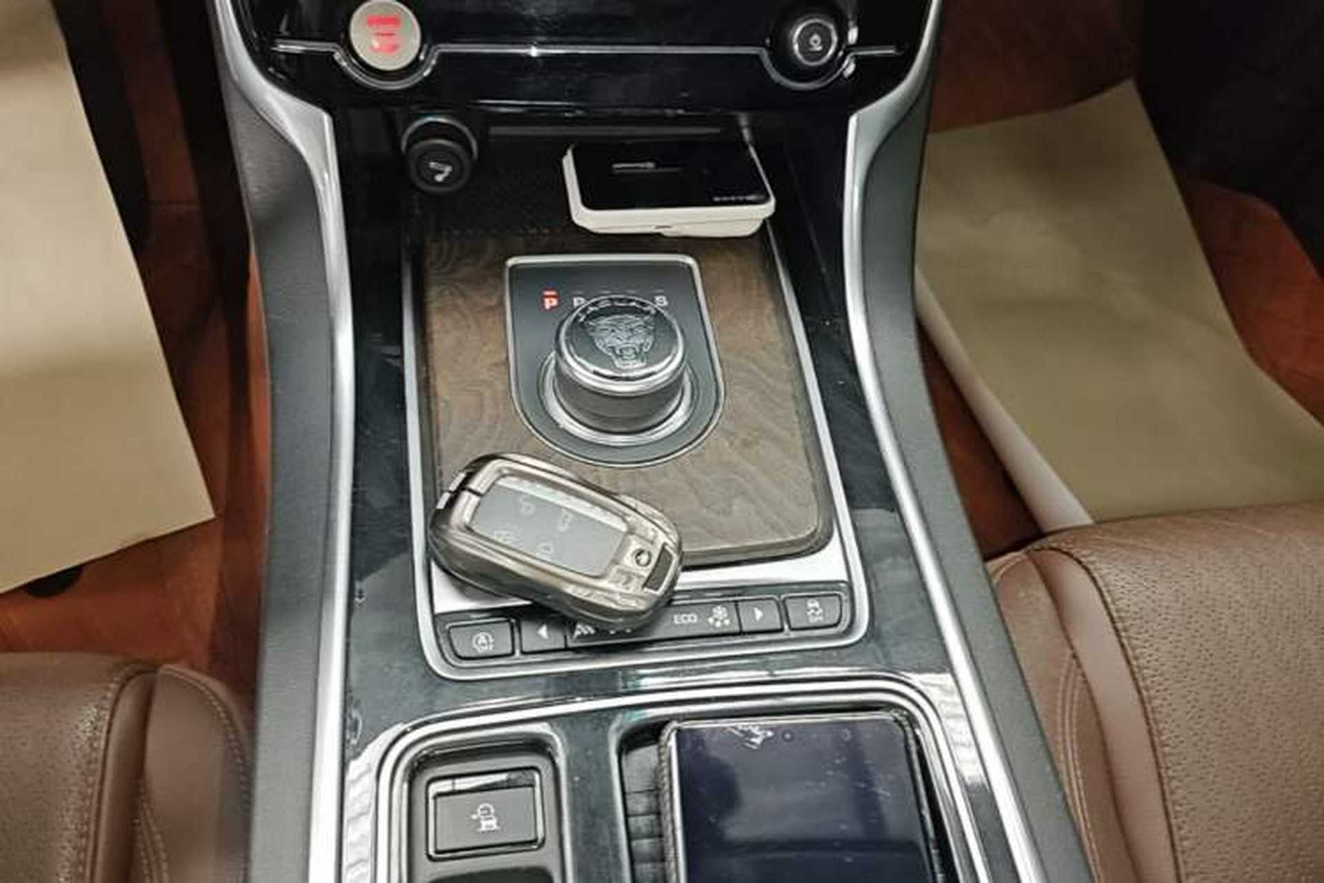 Used Jaguar XFL 2018 XFL 2.0T 250 PS Luxury Edition Gear Lever