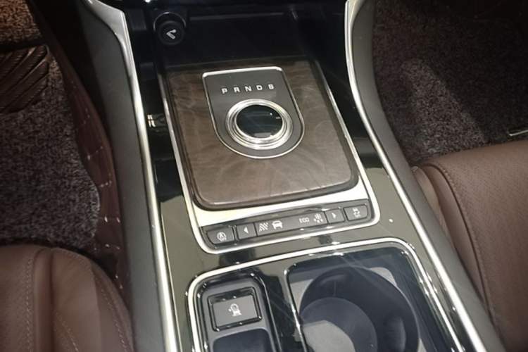 Used Jaguar XFL 2018 XFL 2.0T 250 PS Luxury Edition Gear Lever