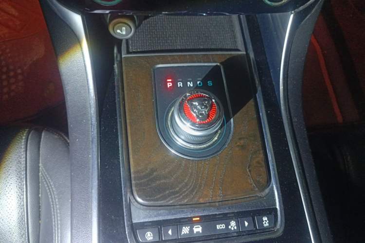 Used Jaguar XFL 2018 XFL 2.0T 250 PS Premium Edition Gear Lever