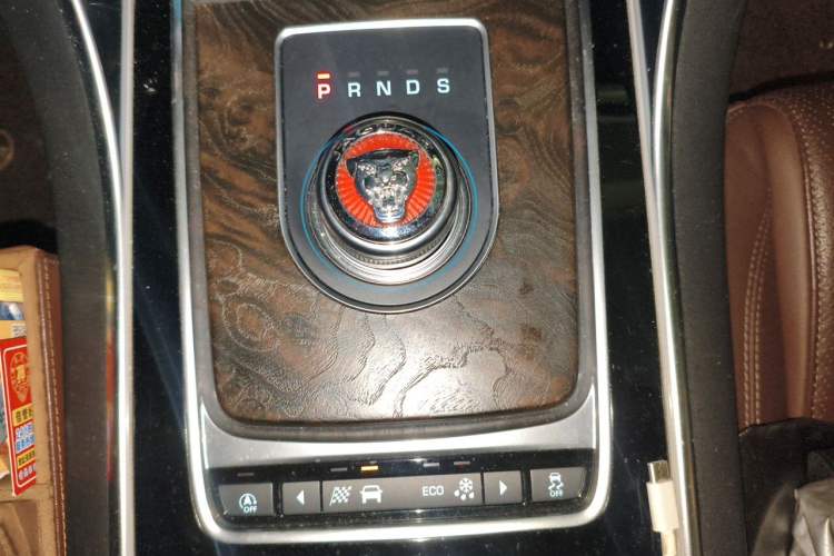 Used Jaguar XFL 2018 XFL 2.0T 250 PS Premium Edition Gear Lever