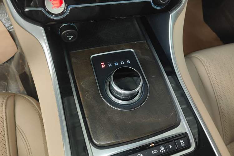 Used Jaguar XFL 2018 XFL 2.0T 250 PS Luxury Edition Gear Lever