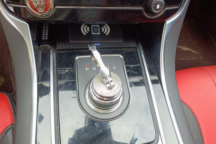 Used Jaguar XFL 2018 XFL 2.0T 200PS Luxury Edition Gear Lever