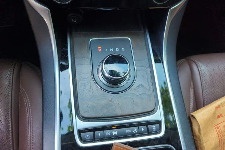 Used Jaguar XFL 2018 XFL 2.0T 250 PS Luxury Edition Gear Lever