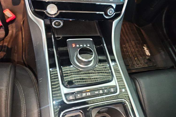 Used Jaguar XFL 2018 XFL 2.0T 200PS Luxury Edition Gear Lever